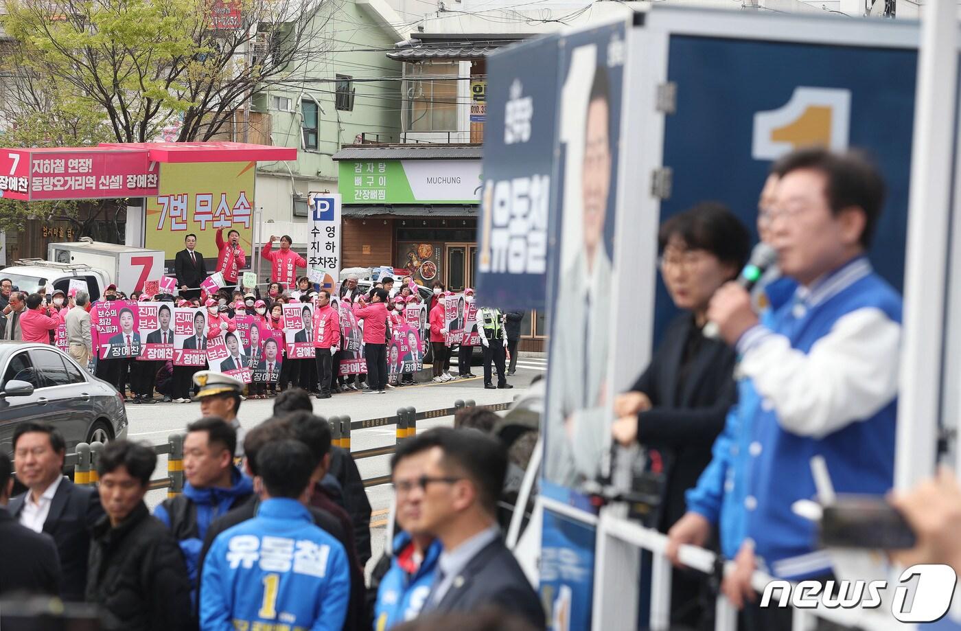 본문 이미지 - 부산 수영구에 출마한 장예찬 무소속 후보가 4일 오후 부산 수영구 광안동 일대에서 유동철 수영구 더불어민주당 후보 지원유세를 하는 이재명 더불어민주당 대표 겸 상임선대위원장을 향해 비판하고 있다. 2024.4.4/뉴스1 ⓒ News1 윤일지 기자