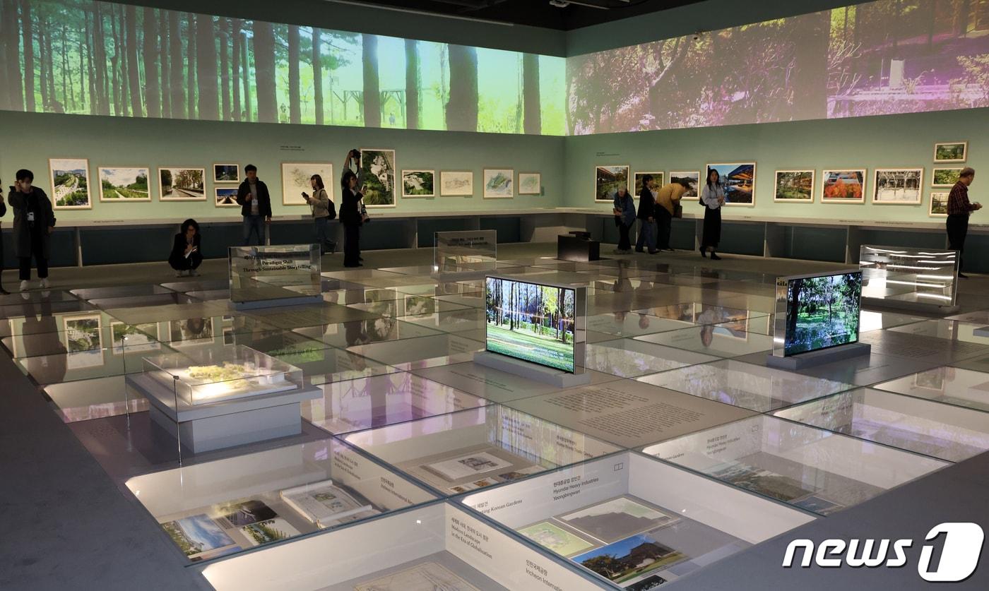 본문 이미지 - 서울 종로구 국립현대미술관에서 열린 정영선 한국 1세대 조경가 '이 땅에 숨 쉬는 모든 것을 위하여' 언론공개회에서 취재진들이 전시를 살펴보고 있다. 60여개의 크고 작은 프로젝트에 대한 조경가의 아카이브 대부분이 최초로 공개되며 파스텔, 연필, 수채화 그림, 청사진, 설계도면, 모형, 사진, 영상 등 각종 기록자료 500여점을 한 자리에서 볼 수 있다. 2024.4.4/뉴스1 ⓒ News1 김명섭 기자