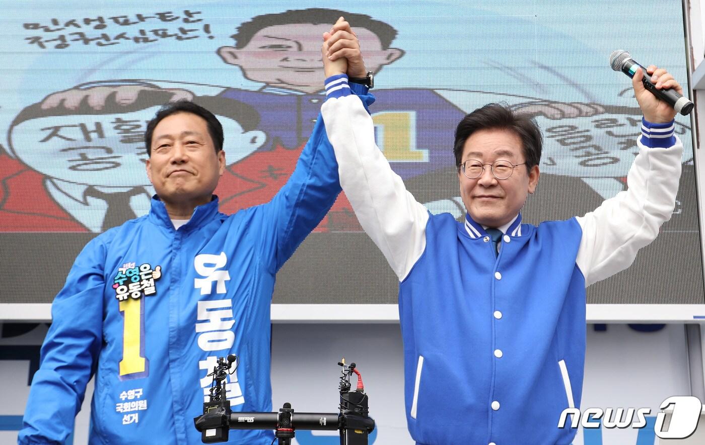 본문 이미지 - 이재명 더불어민주당 대표 겸 상임선대위원장이 4일 오후 부산 수영구 광안동 일대에서 유동철 수영구 후보 지지를 호소하고 있다. 2024.4.4/뉴스1 ⓒ News1 윤일지 기자