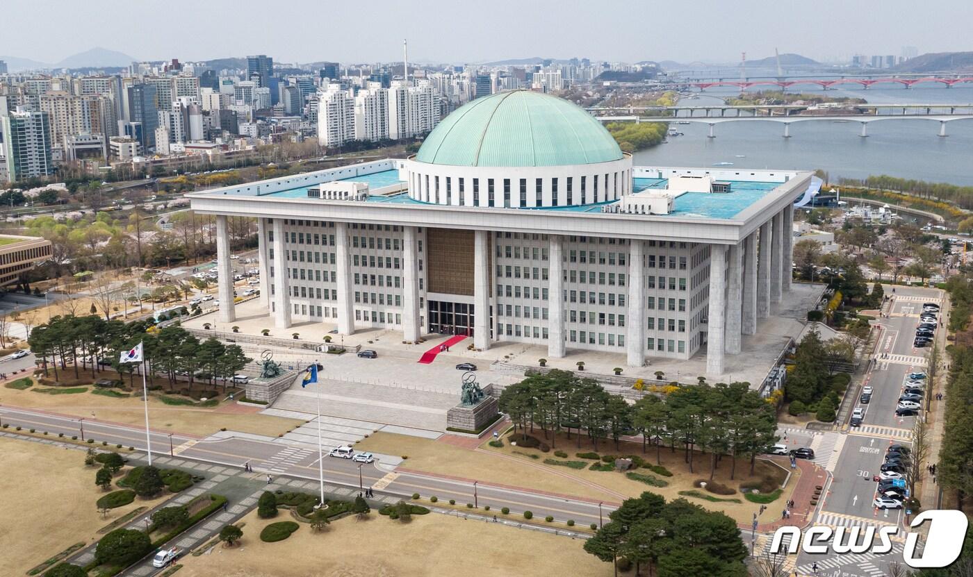 본문 이미지 - 제22대 국회의원 선거 사전투표를 하루 앞둔 4일 서울 여의도 국회 모습. 2024.4.4/뉴스1 ⓒ News1 유승관 기자