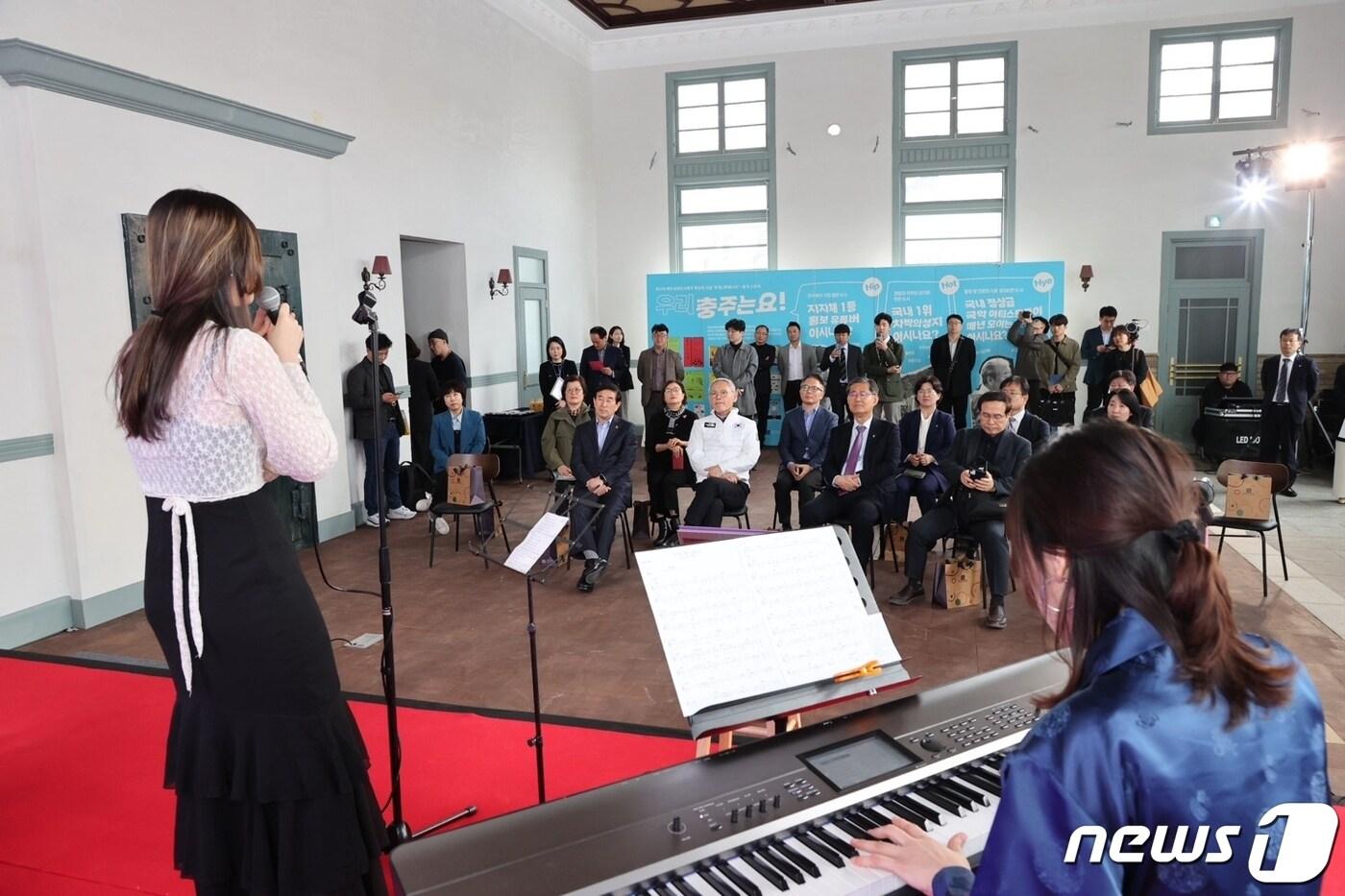 본문 이미지 -  4일 유인촌 문화체육관광부 장관이 충북 충주를 찾아 대한민국 문화도시 조성계획을 점검한 뒤 옛 조선식산은행 복원 장소를 찾아 '살로메'의 공연을 감상하고 있다.(충주시 제공)2024.4.4/뉴스1