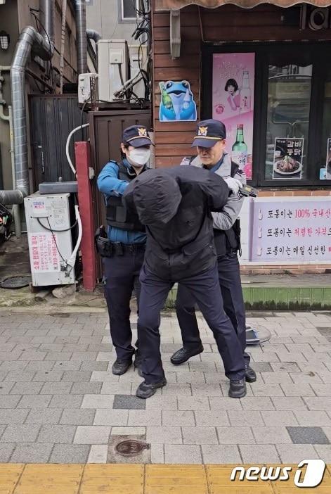 본문 이미지 - 3일 경기 성남중원경찰서가 4·10 총선을 앞두고 선거 유세 방해 상황을 가정한 현장대응훈련(FTX)을 진행하고 있다. (성남중원경찰서 제공)