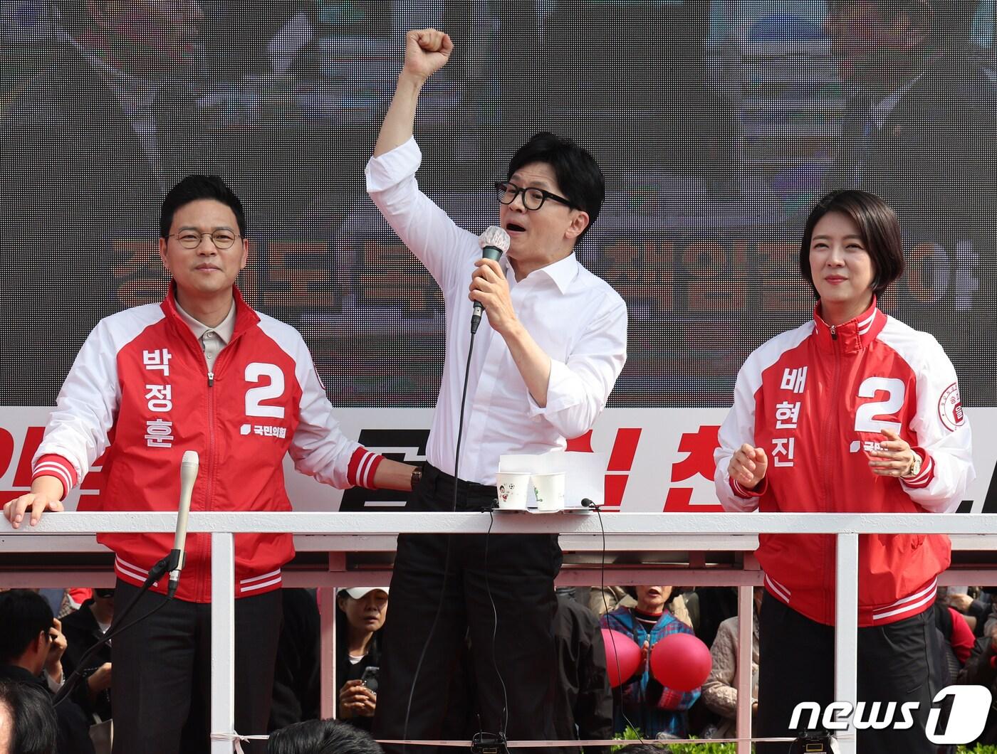 본문 이미지 - 한동훈 국민의힘 총괄선대위원장이 지난 4일 서울 송파구 송파여성문화회관 인근에서 박정훈 송파구갑, 배현진 송파구을 후보 지지 유세를 하고 있다. 2024.4.4/뉴스1 ⓒ News1 송원영 기자
