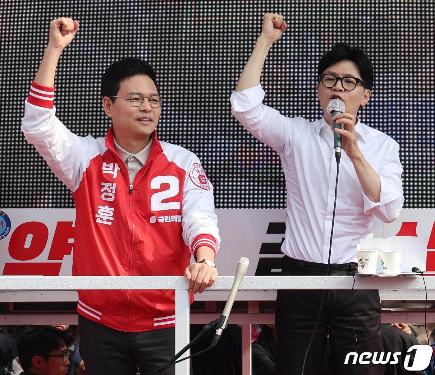 본문 이미지 - 한동훈 국민의힘 총괄선대위원장이 2024년 4월 4일 서울 송파구 송파여성문화회관 인근에서 박정훈 송파구갑, 배현진 송파구을 후보 지지 유세를 하고 있다. 2024.4.4/뉴스1 ⓒ News1 송원영 기자