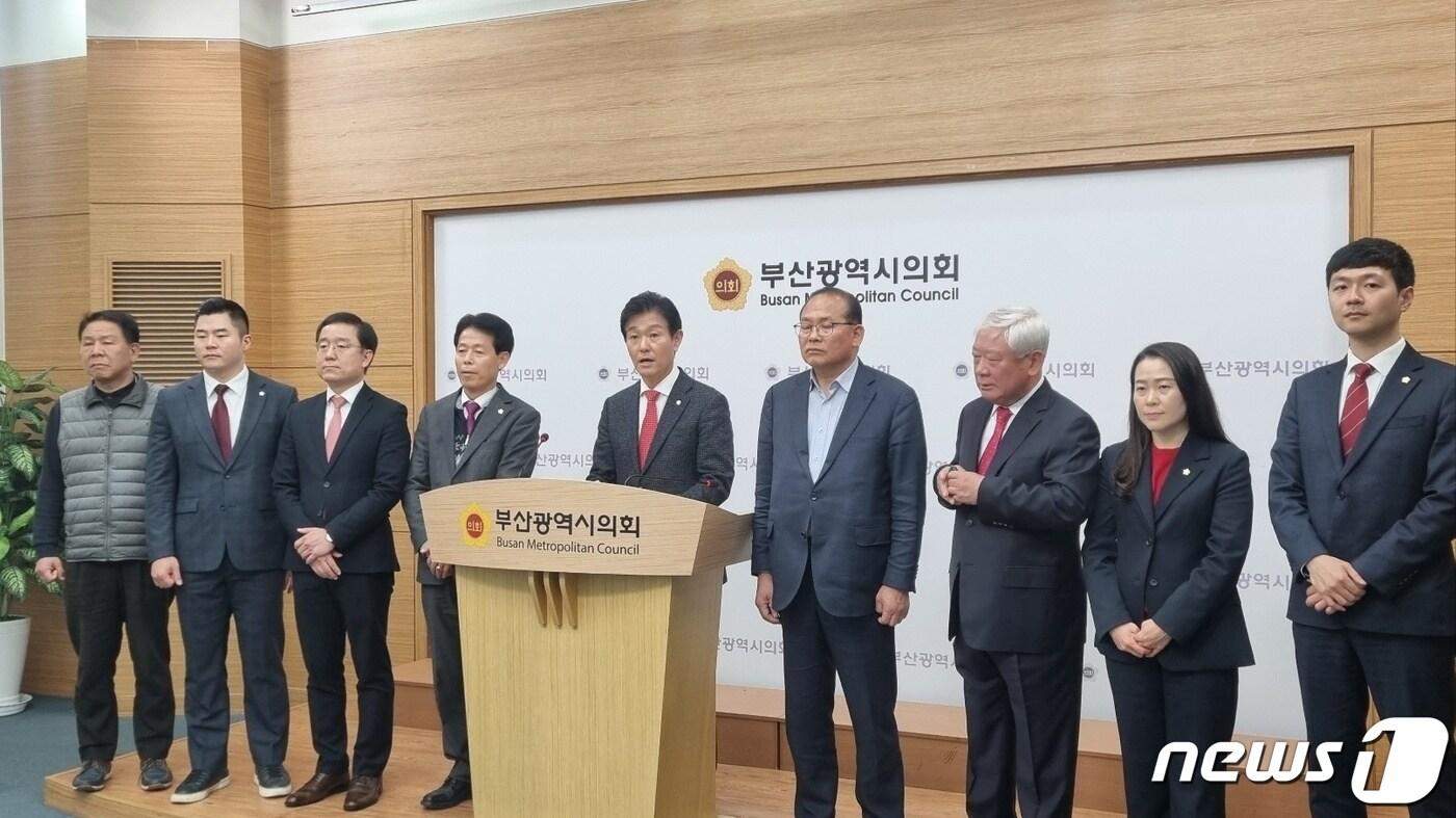 본문 이미지 -  4일 오후 이주환 국민의힘 의원이 부산시의회 브리핑룸에서 기자회견을 갖고 있다. 2024.04.04ⓒ 뉴스1 박채오 기자