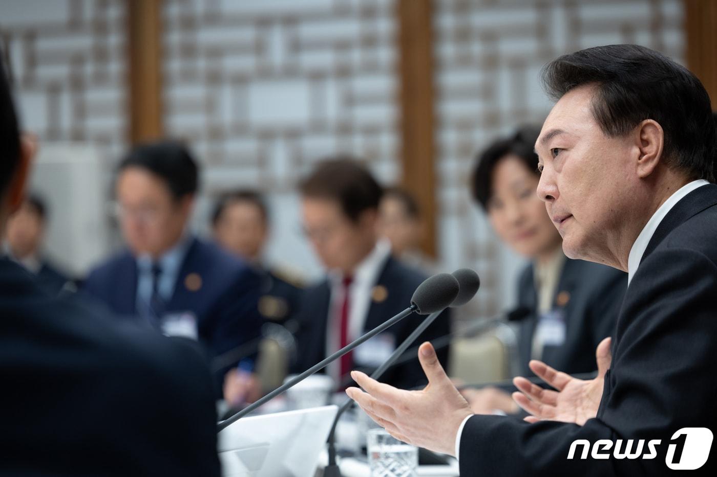 본문 이미지 - 윤석열 대통령이 4일 오전 용산 대통령실에서 경제분야 민생토론회 후속조치 점검회의를 주재하고 있다. (대통령실 제공) 2024.4.4/뉴스1 ⓒ News1 안은나 기자