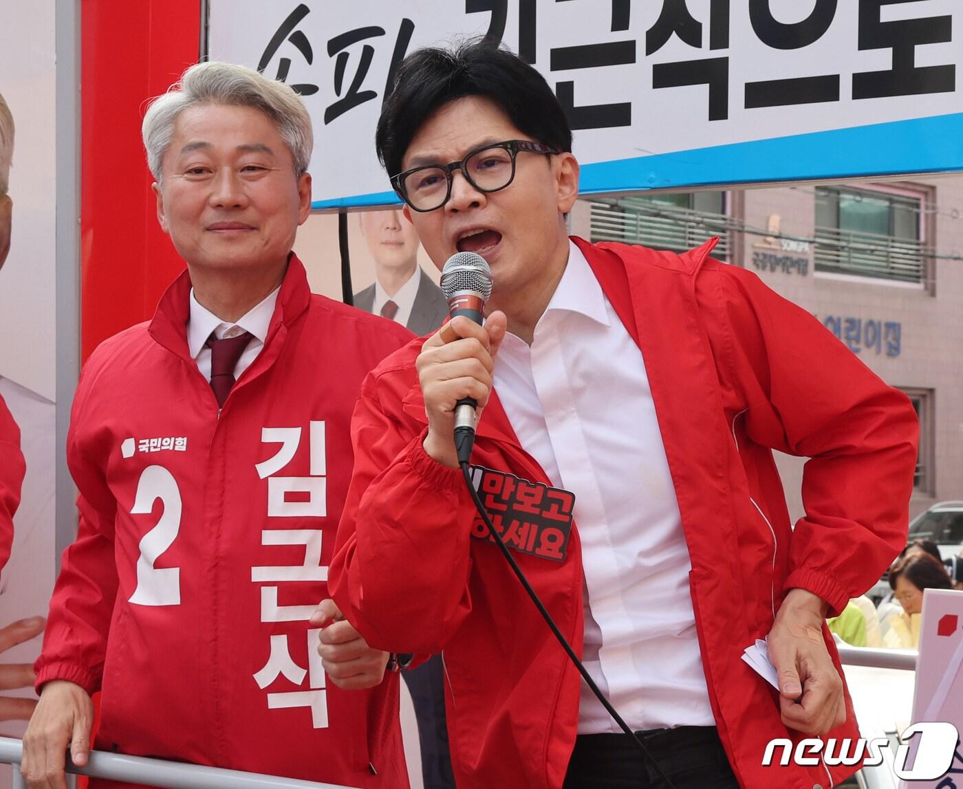 본문 이미지 - 한동훈 국민의힘 총괄선대위원장이 4일 서울 송파구 마천시장에서 김근식 송파구병 후보 지지 유세를 하고 있다. 2024.4.4/뉴스1 ⓒ News1 송원영 기자