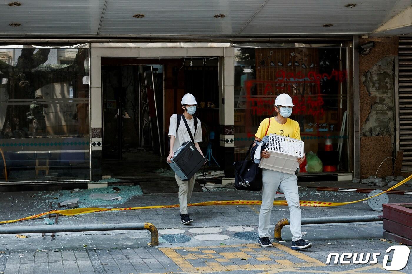 4일(현지시간) 대만 동부 화롄시에서 시민들이 지진으로 손상된 건물에서 짐을 빼고 있다. 2024.04.04/ ⓒ 로이터=뉴스1 ⓒ News1 박재하 기자