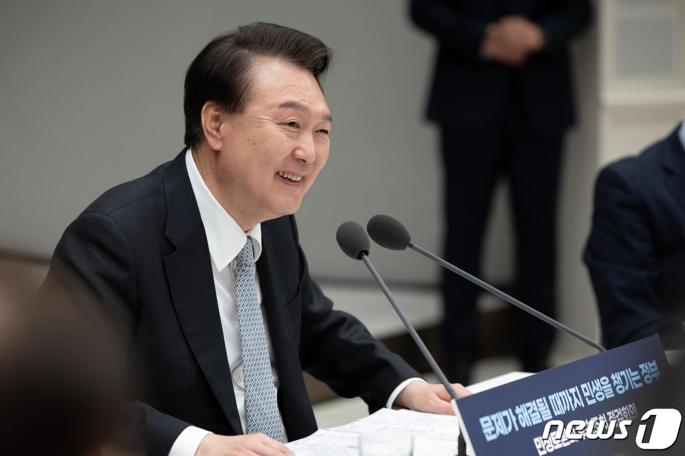 본문 이미지 - 윤석열 대통령이 4일 오전 용산 대통령실에서 경제분야 민생토론회 후속조치 점검회의를 주재하고 있다. (대통령실 제공) 2024.4.4/뉴스1 ⓒ News1 안은나 기자