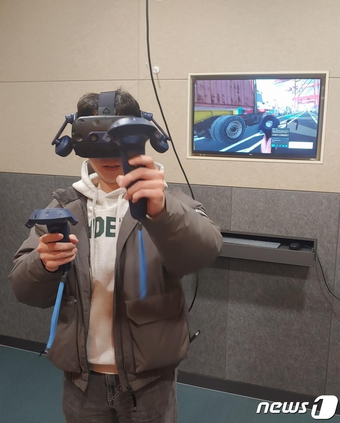 본문 이미지 - 가상현실에서 안전체험 교육 중인 근로자(BPA 제공)