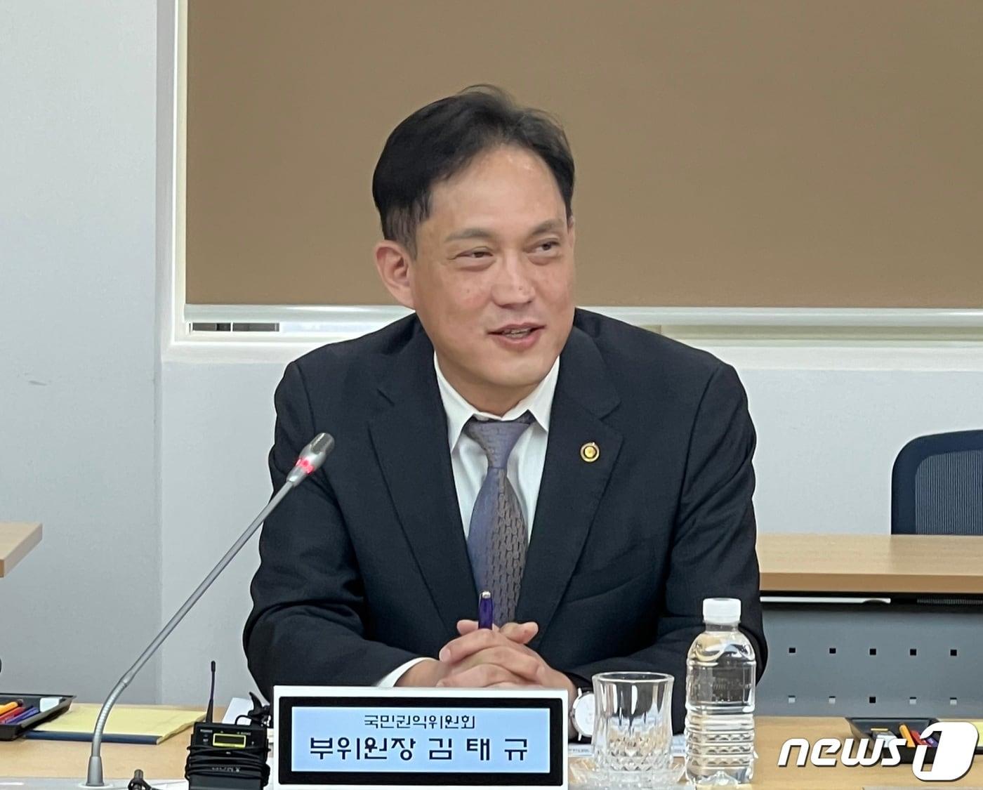 본문 이미지 - 김태규 국민권익위원회 부위원장이 4일 제주도청에서 열린 제주 시민고충처리위원회 활성화를 위한 국민권익위-제주특별자치도 협의회에서 발언하고 있다. (국민권익위원회 제공) 2024.4.4/뉴스1