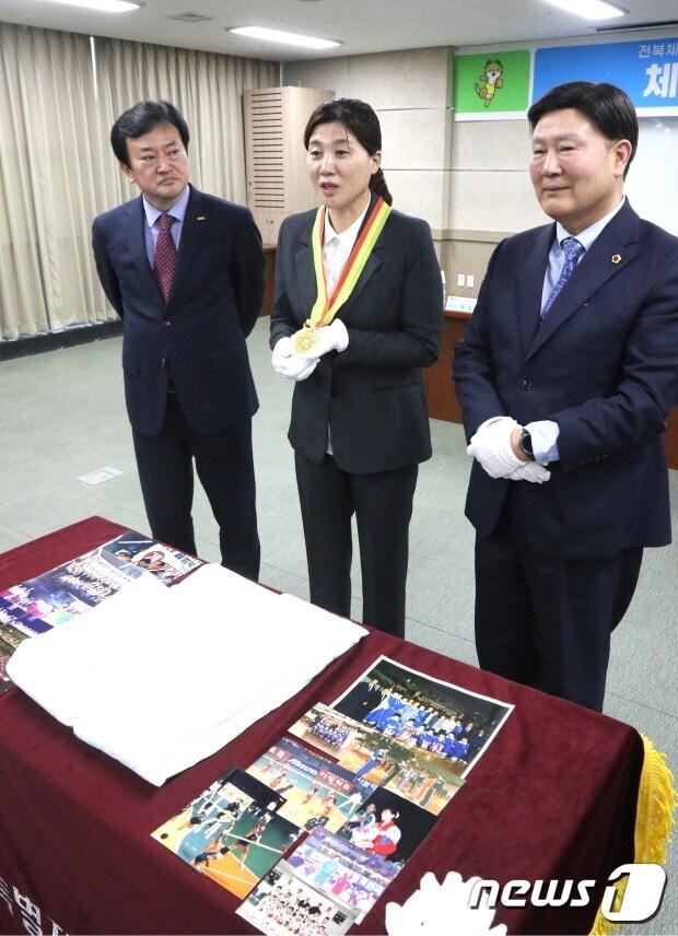 본문 이미지 - 장윤희 서울중앙여고 감독(사진 가운데)이 4일 오후 전북특별자치도체육회를 방문, 그 동안 소중하게 간직해왔던 소장품들을 기증했다.(전북체육회 제공)/뉴스1