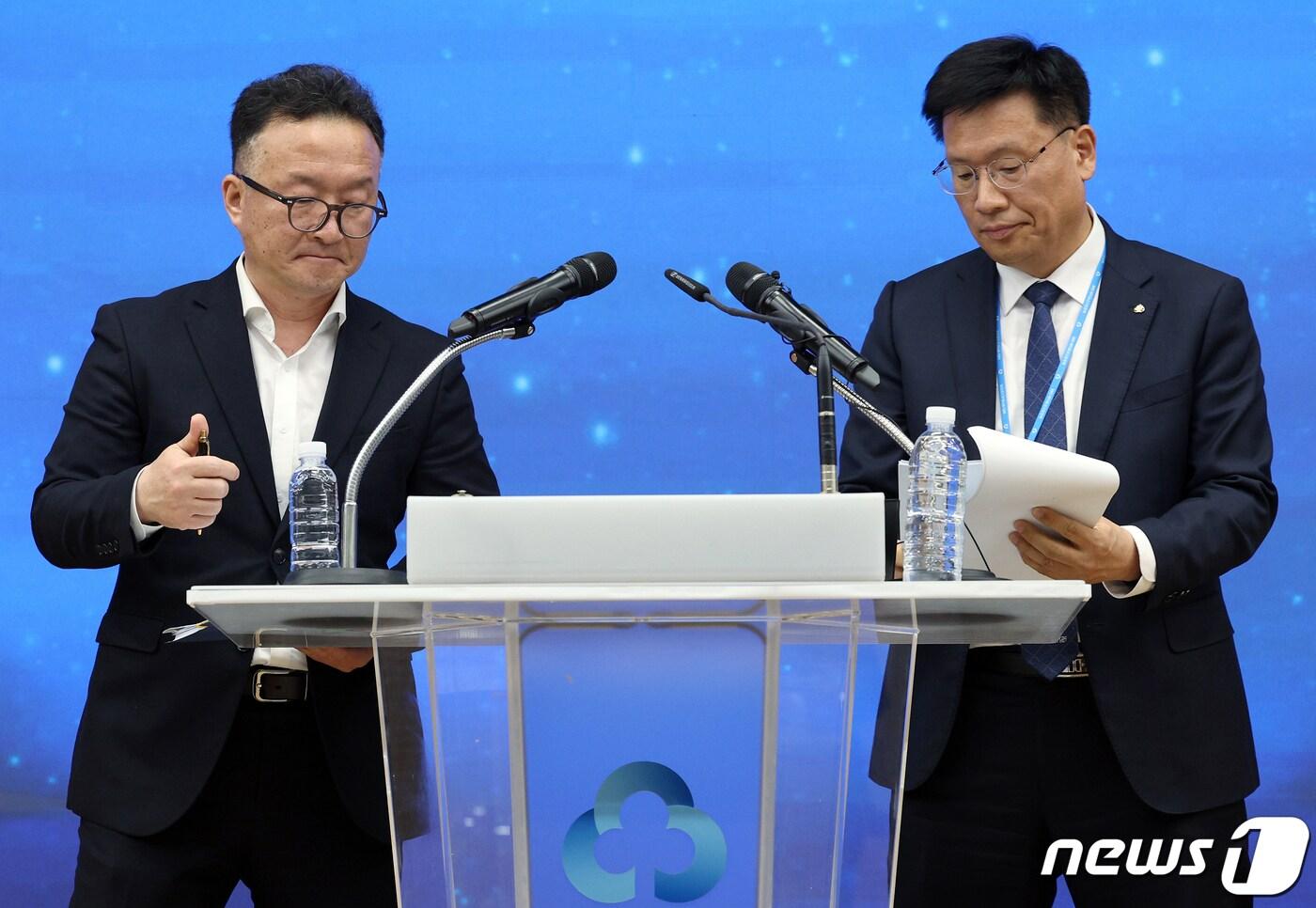 본문 이미지 - 이호진 금융감독원 중소금융검사 2국 국장(왼쪽)과 이승권 새마을금고중앙회 검사감독 2본부 본부장이 4일 오후 서울 강남구 봉은사로 새마을금고중앙회에서 수성새마을금고 사업자대출 관련 금융감독원-새마을금고중앙회 공동검사에 대한 중간검사 결과 브리핑에서 취재진의 질문에 답하기 위해 단상에 자리하고 있다. 금감원과 새마을금고중앙회는 이날 브리핑을 통해 현재까지 확인한 결과 개인사업자 대출의 용도외 유용과 허위 증빙 제출, 부실 여신심사 등 위법·부당혐의가 발견되었다며, 법규에 따라 해당 금고 임직원, 차주, 대출모집인 등 관련자에 대한 제재 및 수사기관 통보 등의 조치를 취할 예정이라고 밝혔다. 2024.4.4/뉴스1 ⓒ News1 박정호 기자