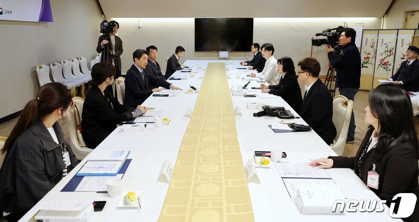 이주호 사회부총리 겸 교육부 장관이 4일 오후 서울 종로구 정부서울청사에서 열린 '제20차 함께차담회'에서 특수교사들과 장애학생 맞춤 교육 지원에 대해 논의하고 있다. (교육부 제공) 