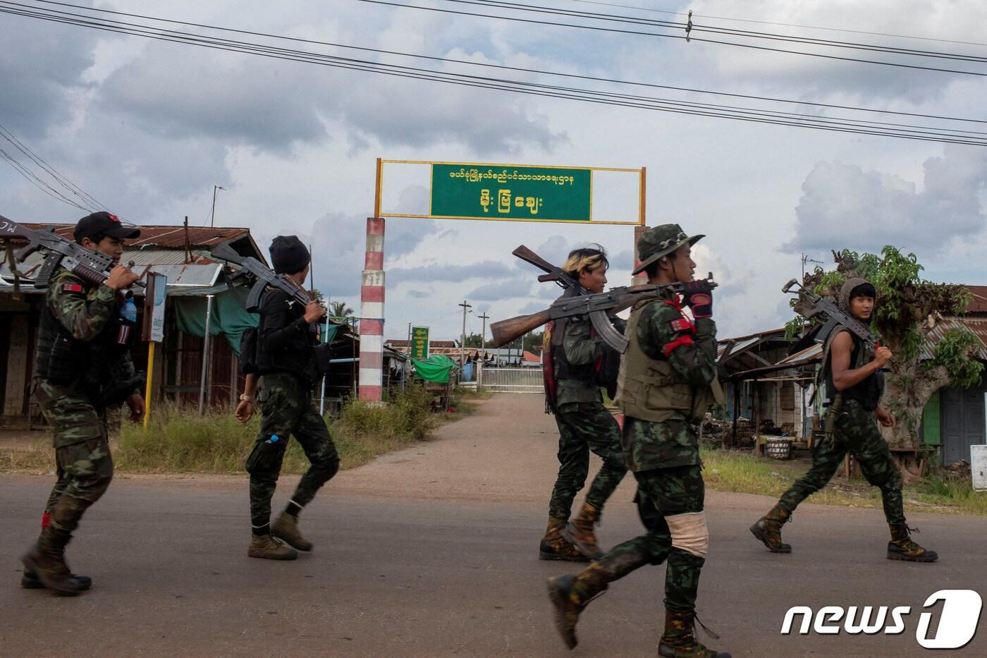 미얀마 카야주 모에바이에서 카렌니 반군 대원들이 이동하고 있다. 2023.11.12 ⓒ 로이터=뉴스1 ⓒ News1 정지윤 기자