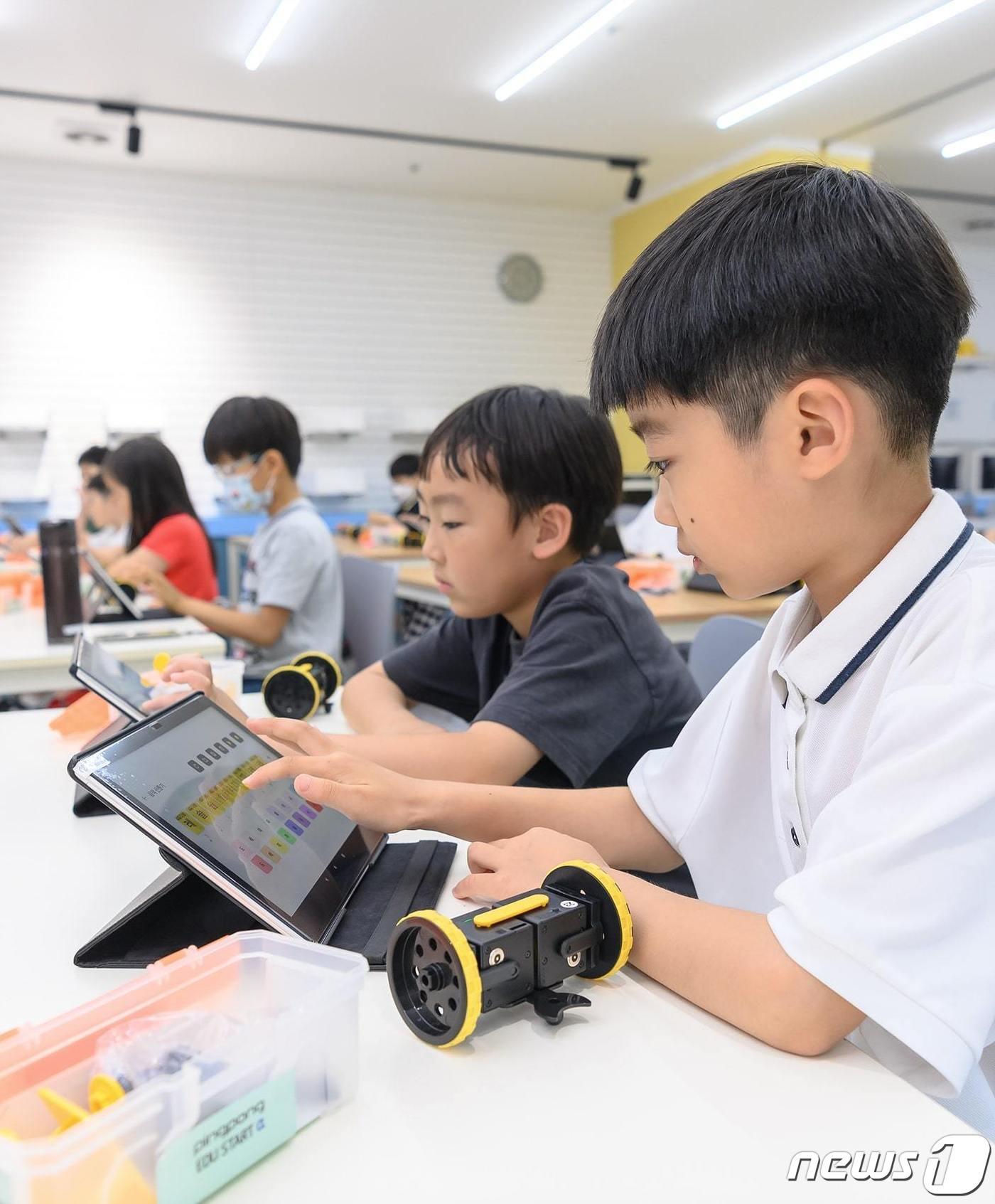 본문 이미지 - 양천구 어린이가 코딩을 배우고 있다. (양천구 제공)ⓒ 뉴스1