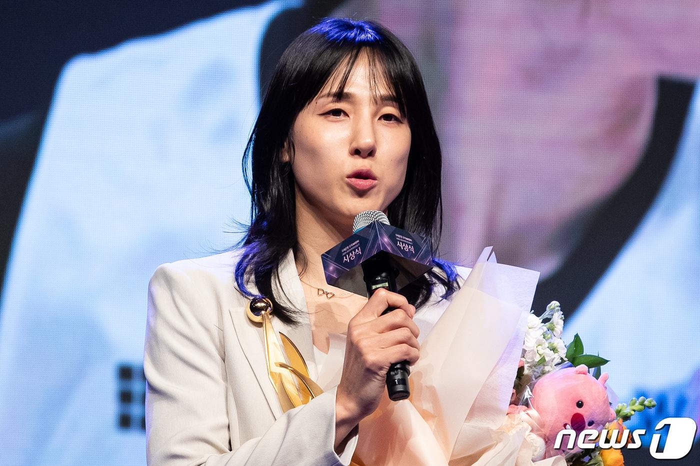 본문 이미지 - 우리은행 김단비가 4일 서울 여의도 63컨벤션센터에서 열린 우리은행 우리WON 2023-2024 여자프로농구 시상식에서 BEST 5 포워드에 선정된 후 수상소감을 밝히고 있다. 2024.4.4/뉴스1 ⓒ News1 유승관 기자