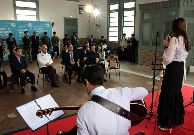 본문 이미지 - 충주 식산은행에서 열린 지역 예술인 재즈공연.(자료사진. 재판매 및 DB금지)