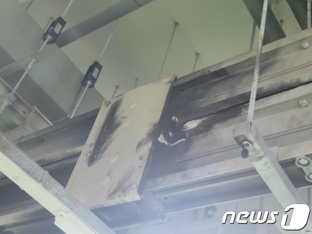 본문 이미지 - 제주국제공항 전기실 화재 현장.(제주소방안전본부 제공)