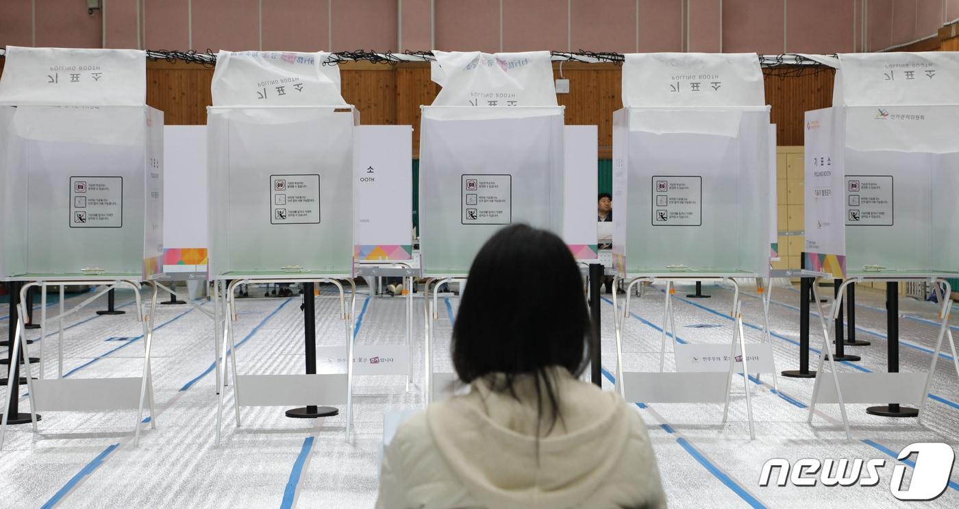 본문 이미지 - 제22대 국회의원선거 사전투표가 시작된 5일 광주 서구 치평동 치평초등학교 투표소에서 유권자들이 소중한 한표를 행사하고 있다. 2024.4.5/뉴스1 ⓒ News1 이수민 기자