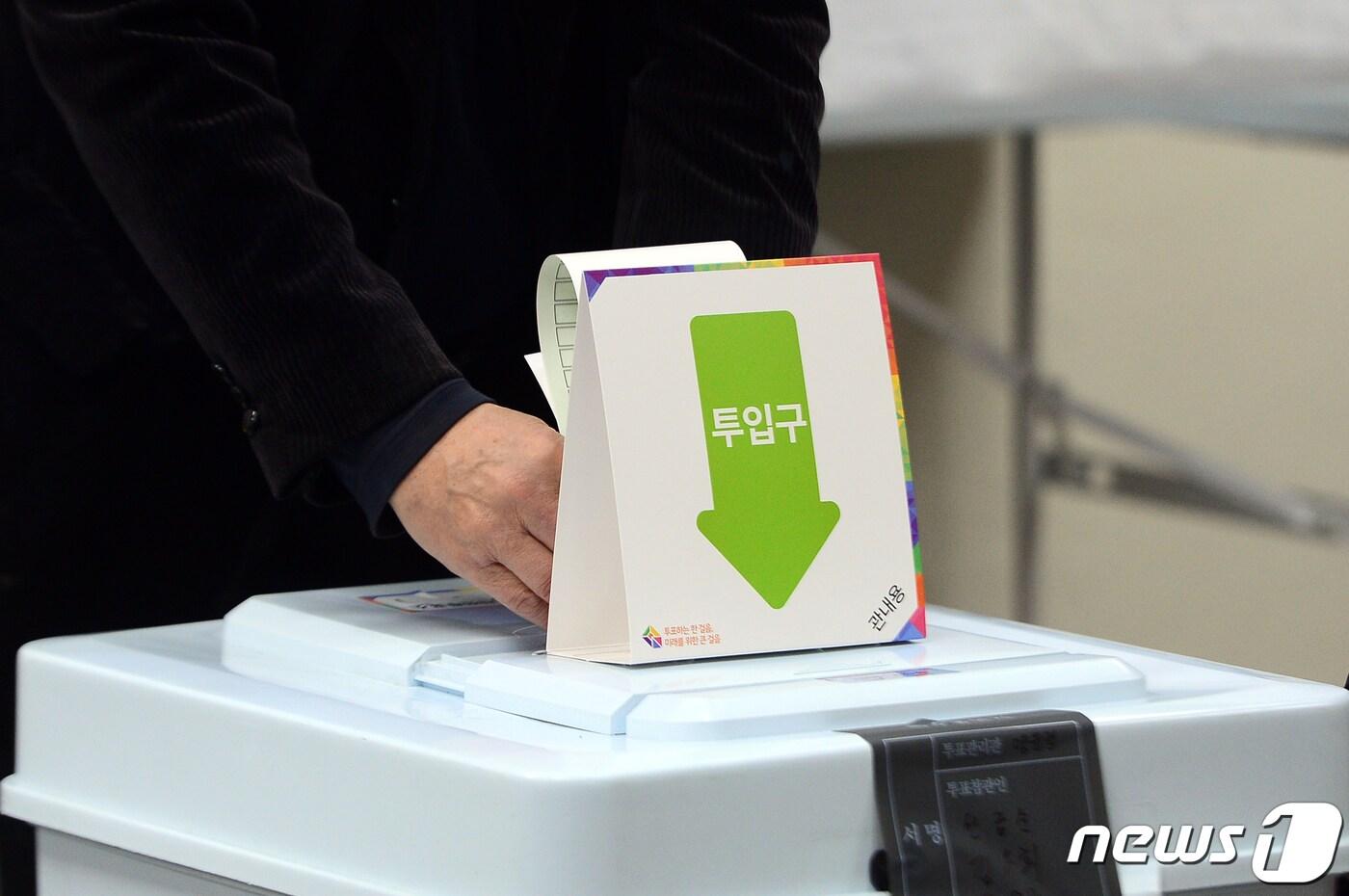 본문 이미지 - 제22대 국회의원선거 사전투표가 시작된 5일 광주 서구 치평동 치평초등학교 투표소에서 유권자가 소중한 한표를 행사하고 있다. 2024.4.5/뉴스1 ⓒ News1 이승현 기자