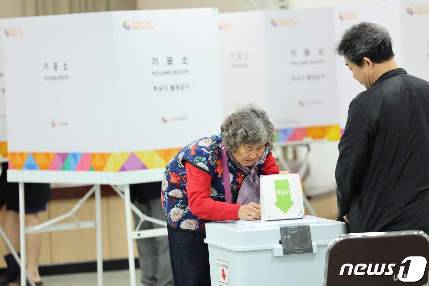 본문 이미지 - 제22대 국회의원선거 사전투표가 시작된 5일 광주 광산구 운남행정복지센터에서 한 유권자가 허리숙여 투표용지를 넣고 있다. 2024.4.5/뉴스1 ⓒ News1 김태성 기자