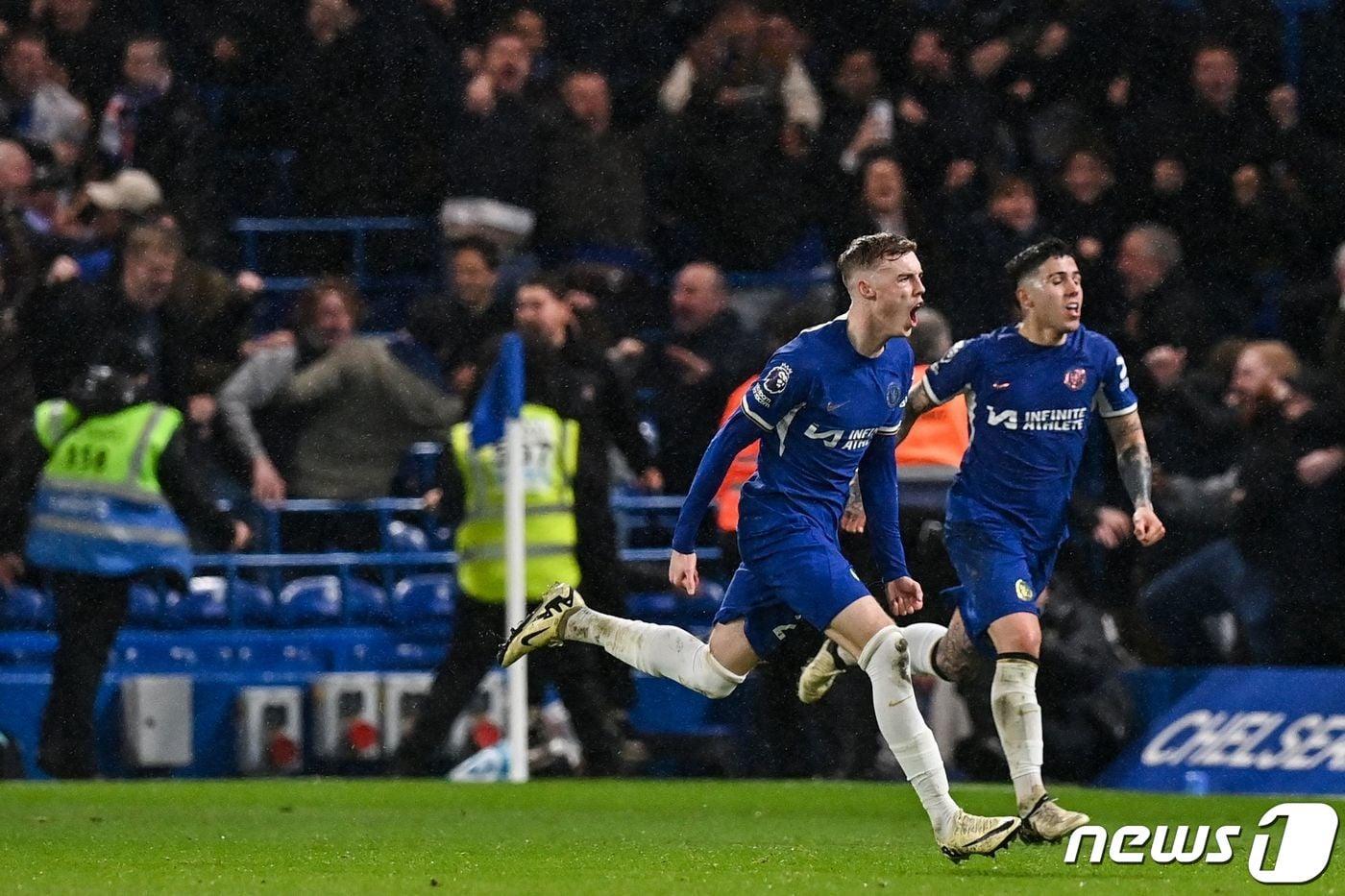맨유를 상대로 종료 직전 결승골을 뽑아낸 팔머(왼쪽)가 포효하고 있다. ⓒ AFP=뉴스1