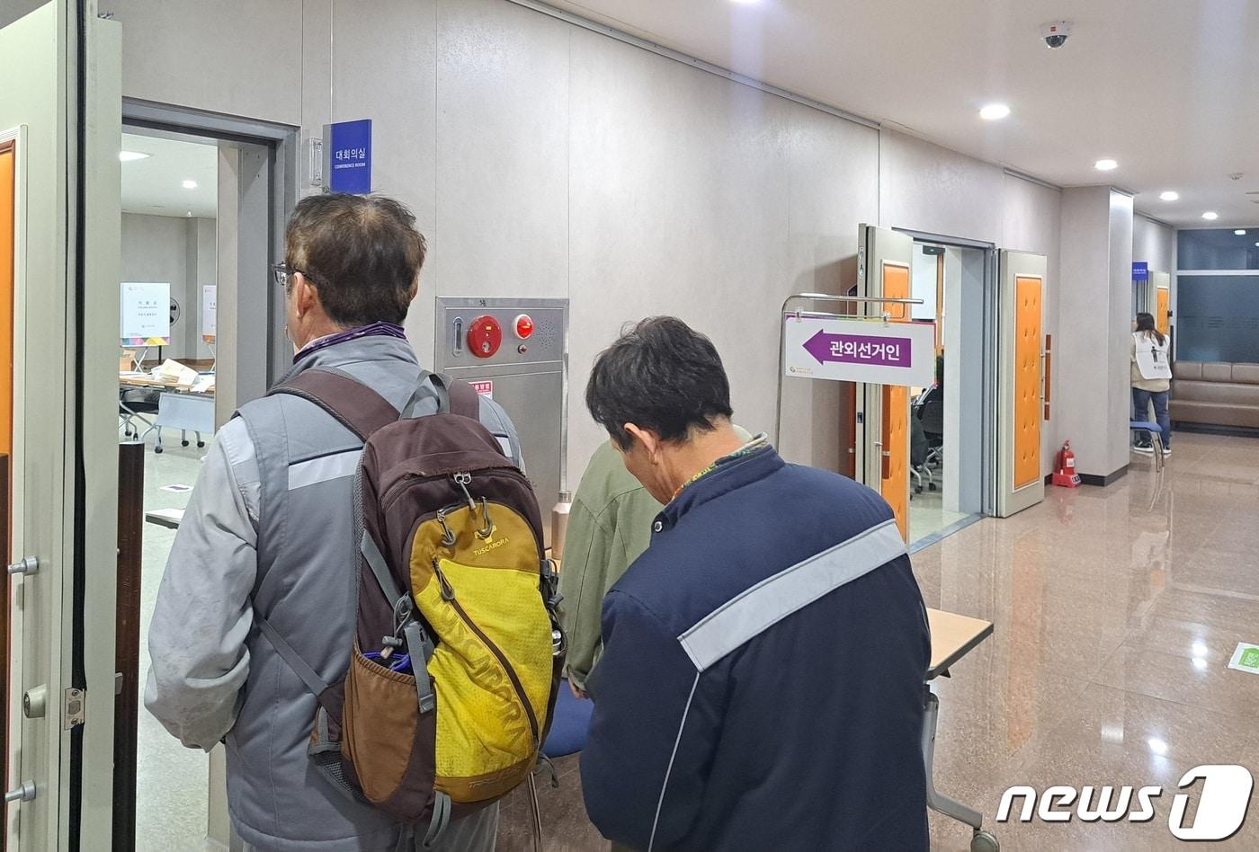 본문 이미지 - 22대 총선 사전투표 첫날인 5일 경남 거제시 장평주민센터 사전투표소 앞에서 관외 선거인들이 투표를 하기 위해 기다리고 있다. 2024.4.5/뉴스1 ⓒ News1 강미영 기자