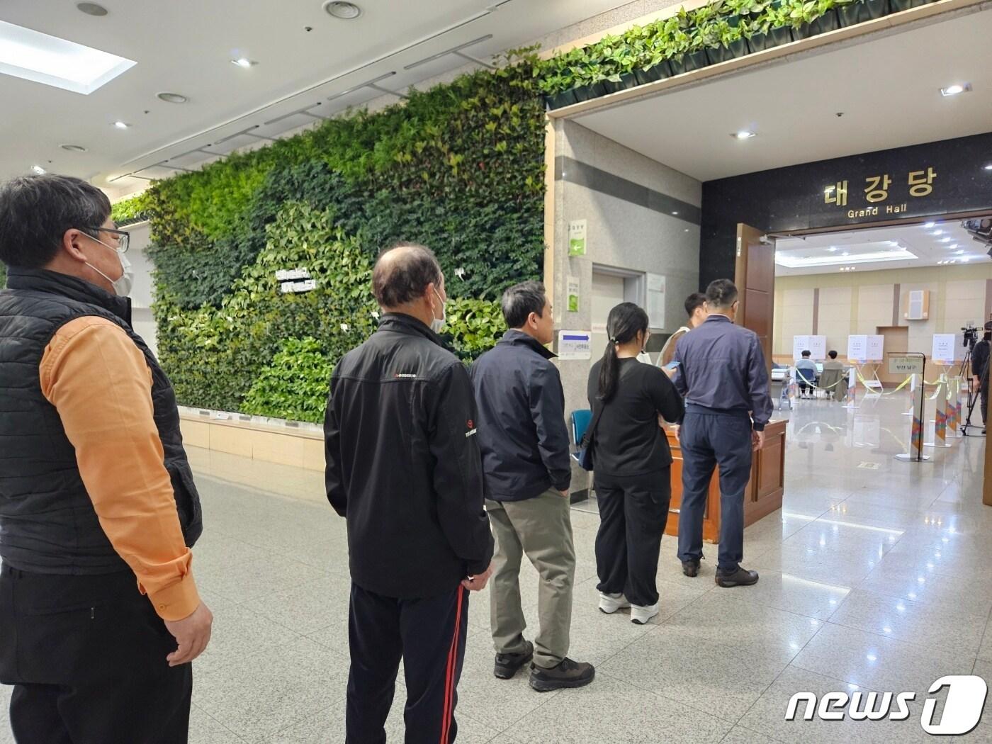 본문 이미지 -  제22대 총선 사전투표 첫날인 5일 부산 대연제6동 사전투표소(남구청 1층 대강당) 앞에 유권자들이 투표를 하기 위해 줄 서 있다..2024.4.5 / 뉴스1 ⓒ News1 조아서 기자