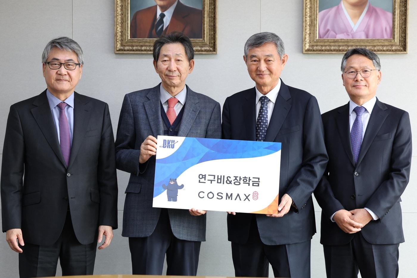 4일 경기도 용인시 단국대학교 죽전캠퍼스에서 열린 DCIC 개소식에서 코스맥스그룹과 단국대학교 주요 인사가 기념촬영을 하고 있다. 왼쪽부터 안순철 단국대 총장, 장호성 학교법인 단국대학 이사장, 이경수 코스맥스그룹 회장, 최경 코스맥스 대표.(코스맥스그룹제공)