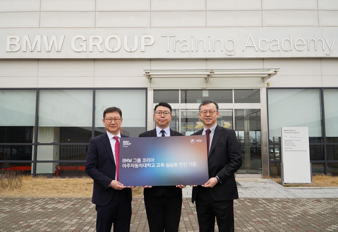 본문 이미지 - 왼쪽부터 아주자동차대학교 박장우 교수, BMW 그룹 트레이닝 아카데미 총괄 김연태 팀장, 아주자동차대학교 최준호 교수(BMW그룹 코리아 제공)