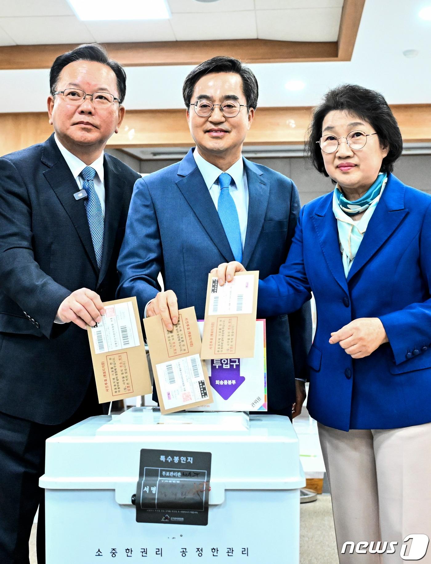 본문 이미지 - 제22대 국회의원 선거 사전투표일인 5일 오전 경기 성남시 분당구 서현1동 행정복지센터에 마련된 사전투표소에서 김부겸 더불어민주당 공동상임선대위원장(왼쪽부터)과 김동연 경기도지사 부부가 사전투표를 하고 있다. 2024.4.5/뉴스1 ⓒ News1 경기사진공동취재단