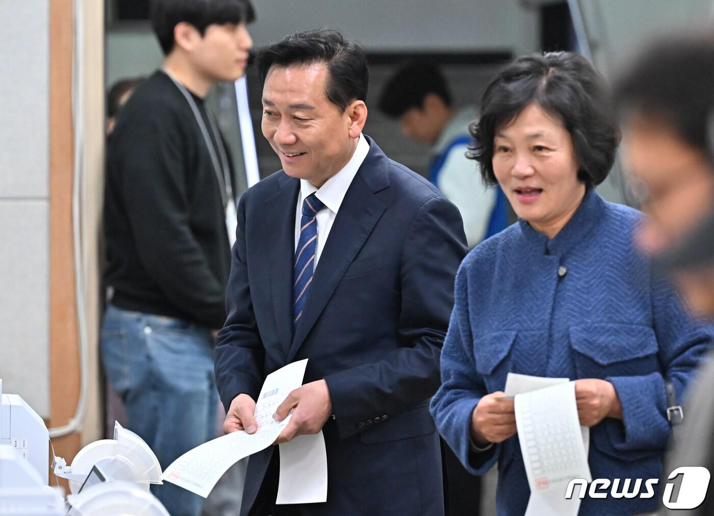 본문 이미지 - 제22대 국회의원 선거 사전투표일인 5일 오전 경기 성남시 분당구 서현1동 행정복지센터에 마련된 사전투표소에서 경기 성남 분당갑에 출마한 이광재 더불어민주당 후보가 사전투표를 하고 있다. 2024.4.5/뉴스1 ⓒ News1 경기사진공동취재단