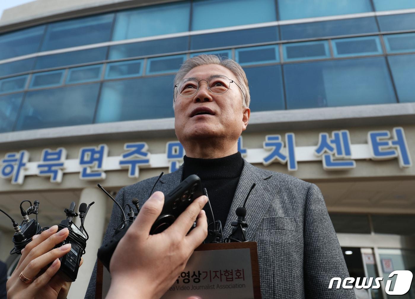 본문 이미지 - 문재인 전 대통령이 제22대 국회의원 선거 사전투표 첫날인 5일 오전 경남 양산시 하북면주민자치센터에 마련된 하북면 사전투표소에서 투표를 한 뒤 취재진 질문에 답하고 있다. 2024.4.5/뉴스1 ⓒ News1 윤일지 기자