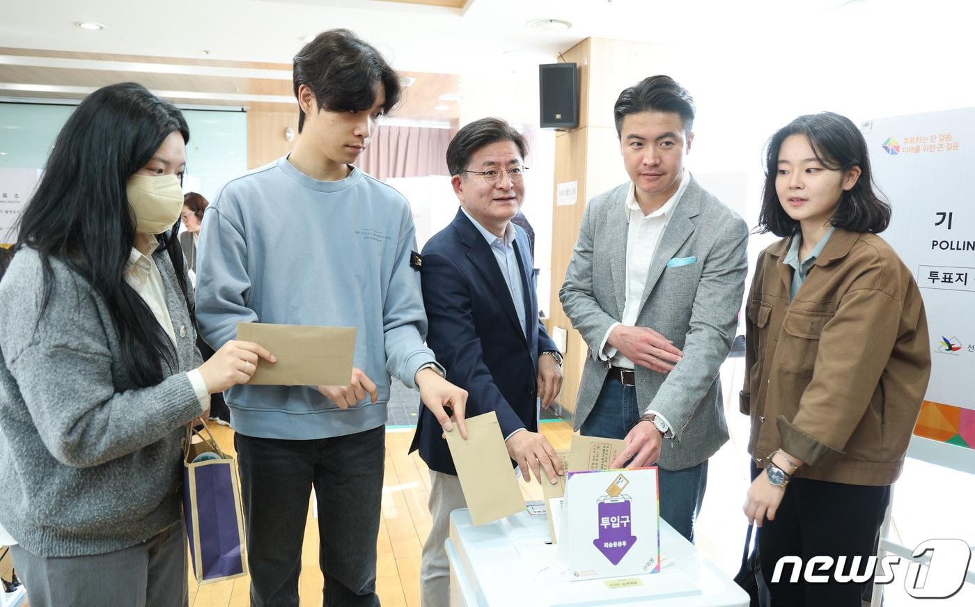 본문 이미지 - 오영환 새로운미래 총괄선대위원장과 박원석 공동선대위원장이 5일 오전 서울 영등포구 여의동주민센터에 마련된 제22대 국회의원선거 사전투표소에서 사전 투표를 하고 있다. 2024.4.5/뉴스1