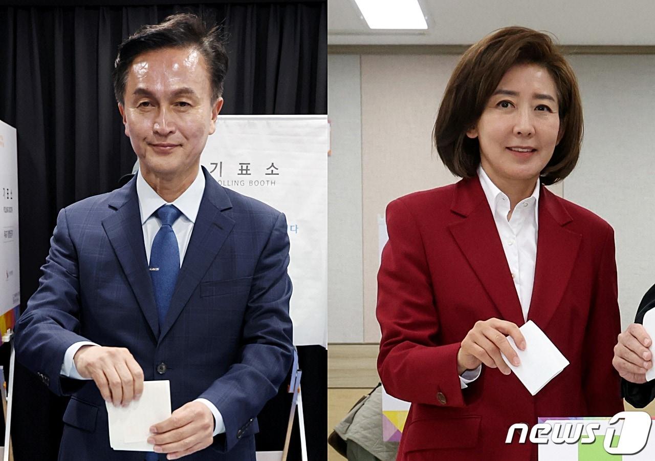 본문 이미지 - 서울 동작을에 출마한 류삼영 더불어민주당 후보(왼쪽)와 나경원 국민의힘 후보가 제22대 국회의원선거 사전투표 첫날인 5일 서울 동작구 상도1동주민센터와 흑석동 주민센터에 마련된 사전투표소에서 각각 소중한 한 표를 행사하고 있다. 2024.4.5/뉴스1 ⓒ News1 이동해 기자,김명섭 기자