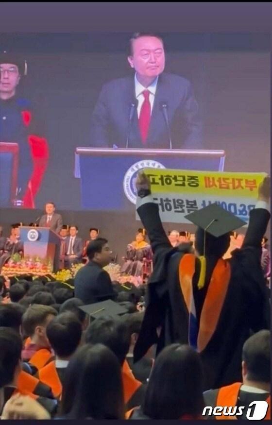 본문 이미지 - 2월 16일 카이스트 졸업식 당시 윤석열 대통령의 축사 중 정부의 '연구개발(R&D) 예산 삭감'을 비판하는 구호를 외치다 끌려 나간 석사 학위 졸업생이자 녹색정의당 대전시당 대변인 신민기씨. (녹색정의당 제공)/뉴스1