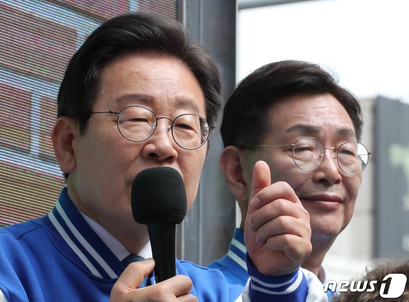 본문 이미지 - 이재명 더불어민주당 대표가 제22대 국회의원 선거 사전투표 첫날인 5일 오전 대전 중구 으능정이거리에서 지지를 호소하고 있다. 2024.4.5/뉴스1 ⓒ News1 김기태 기자
