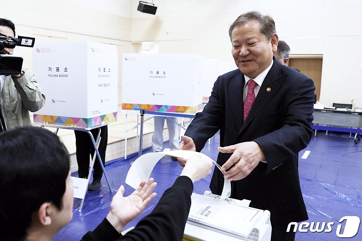 본문 이미지 - 이상민 행정안전부 장관이 제22대 국회의원 선거 사전투표일인 5일 오전 서울 종로구 청운효자동 장애인복지관에 마련된 사전투표소에서 투표용지를 받고 있다. (행정안전부 제공) 2024.4.5/뉴스1