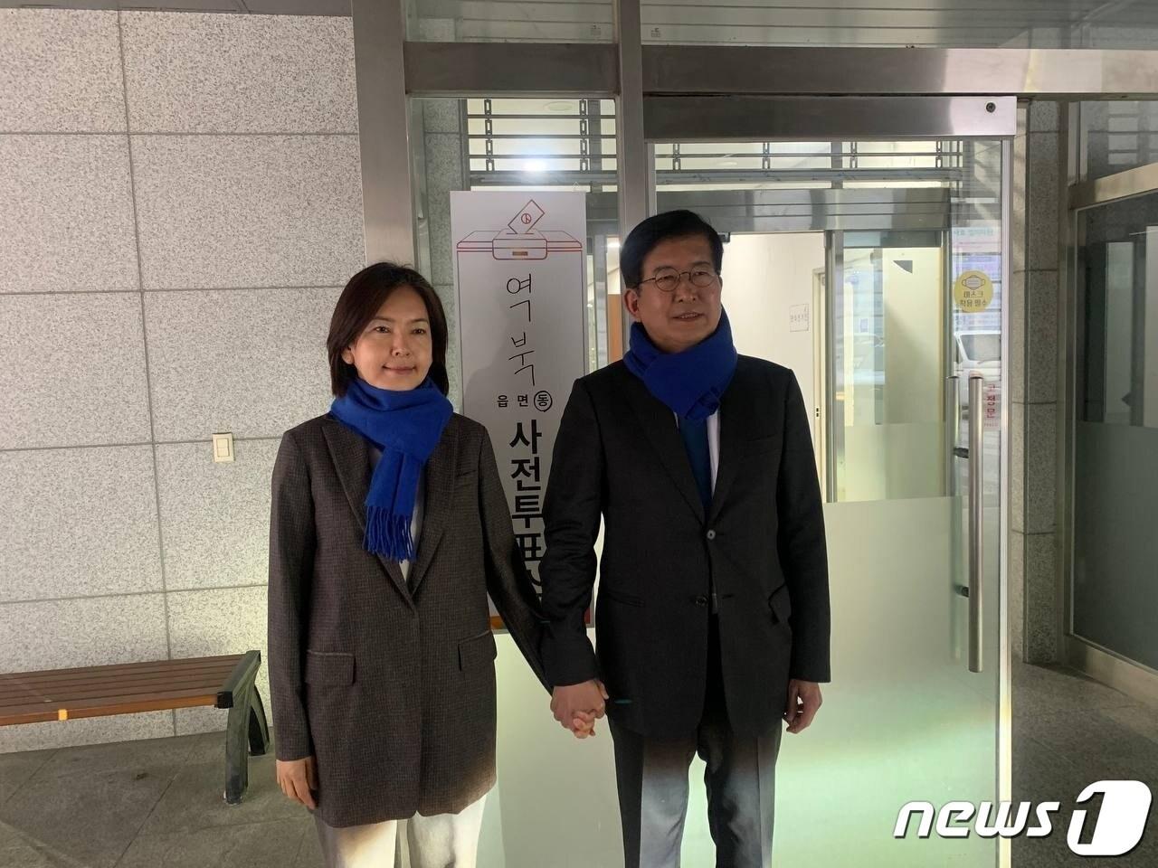 본문 이미지 - 이상식 후보가 배우자와 함께 역북동 사전투표소에서 투표를 한 뒤 인증사진을 찍고 있는 모습.(후보측 제공)