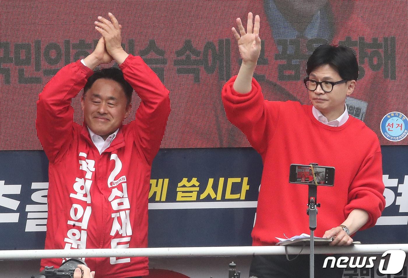 한동훈 국민의힘 총괄선거대책위원장이 제22대 국회의원선거(총선) 사전투표일인 5일 오전 인천 미추홀구 토지금고시장 앞에서 열린 ‘국민의힘으로 동미추홀살리기' 지원유세에서 심재돈 동구미추홀갑 후보의 지지를 호소하고 있다. 2024.4.5/뉴스1 ⓒ News1 임세영 기자