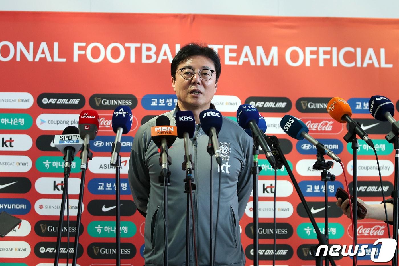 본문 이미지 - 황선홍 한국 올림픽 축구대표팀(U-23 축구대표팀) 감독이 5일 오전 인천국제공항 2터미널에서 파리 올림픽 아시아 최종 예선을 겸해 열리는 2024 AFC U23 아시안컵 출전을 위해 출국하기 전 인터뷰하고 있다. 2024.4.5/뉴스1 ⓒ News1 이승배 기자