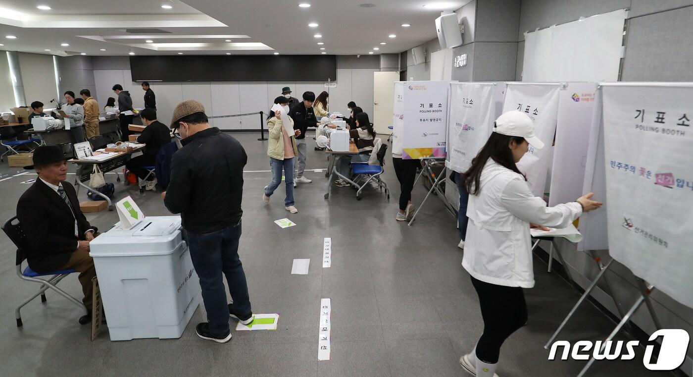 본문 이미지 - 제22대 국회의원 선거 사전투표 첫날인 5일 부산 연제구청 대회의실에 마련된 연산제2동 사전투표소에서 유권자들이 투표를 하고 있다. 2024.4.5/뉴스1 ⓒ News1 윤일지 기자