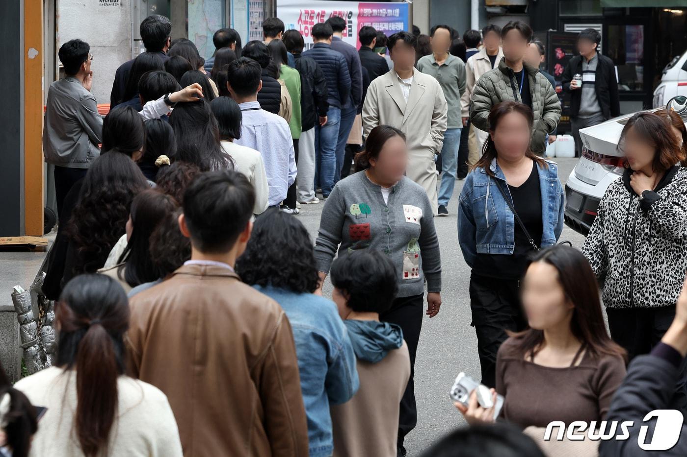 본문 이미지 - 제22대 국회의원 선거 사전투표 첫날인 5일 서울 중구 소공동 주민센터에 마련된 사전투표소에서 직장인들이 점심시간 투표하기 위해 줄 서 있다. 2024.4.5/뉴스1 ⓒ News1 이동해 기자