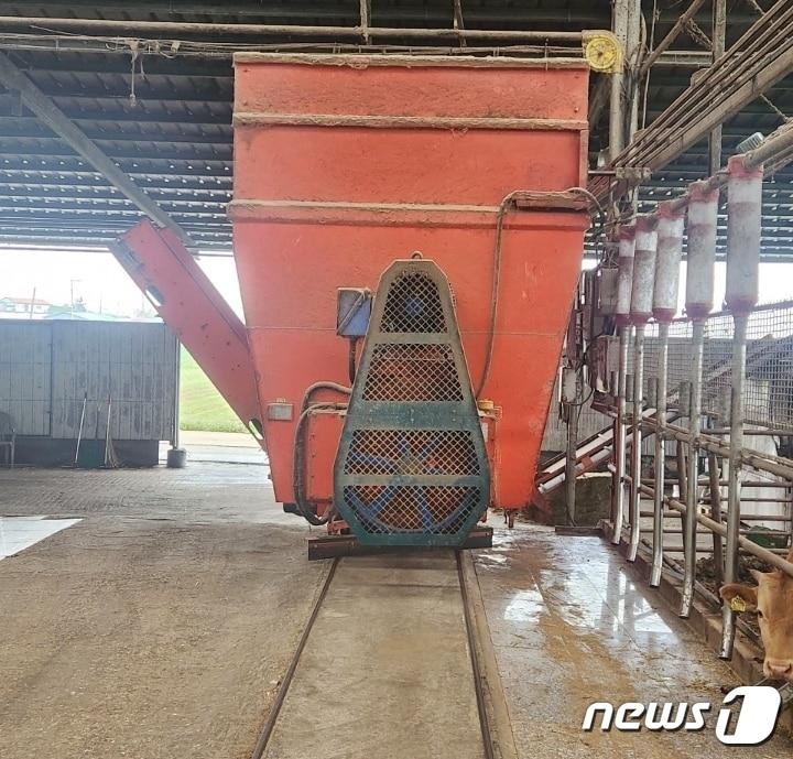 본문 이미지 -  정읍시가 사료가격 폭등 등으로 경영의 어려움을 겪는 축산농가의 경영비 부담 경감을 위해 사료구매자금을 융자 지원한다. 사진은 축산농가 사료 보관시설(정읍시 제공)2024.4.5/뉴스1