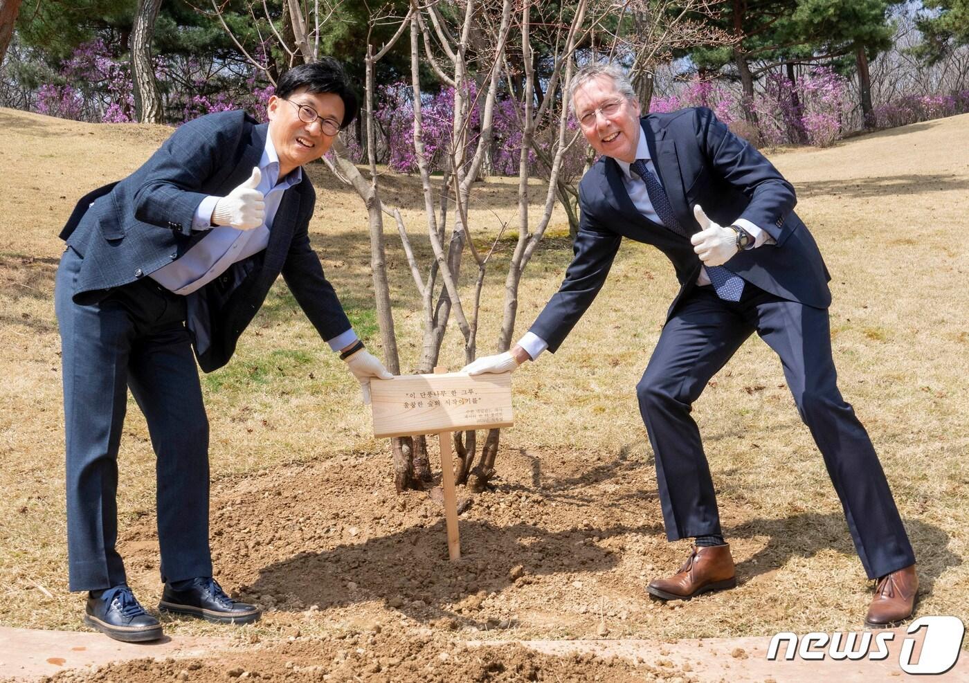 본문 이미지 - 페이터 반 더 플리트 주한 네덜란드 대사(오른쪽)와 정해린 삼성물산 리조트부문 사장(왼쪽)이 식수를 마친 뒤 미소 짓고 있다.(에버랜드 제공)