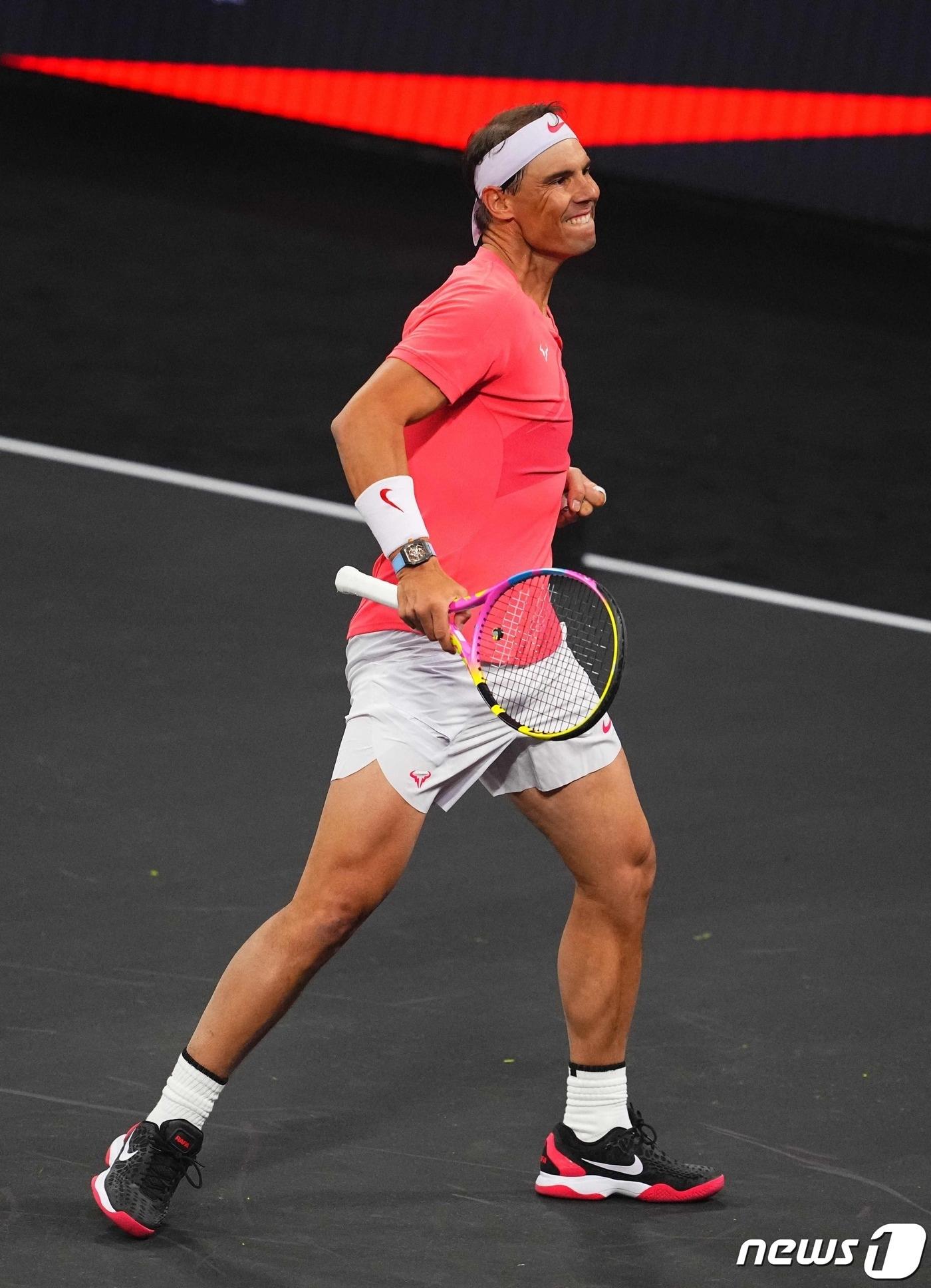 본문 이미지 - 라파엘 나달이 1일 마드리드 오픈 16강에서 이르지 레헤츠카에게 0-2로 패했다. ⓒ AFP=뉴스1