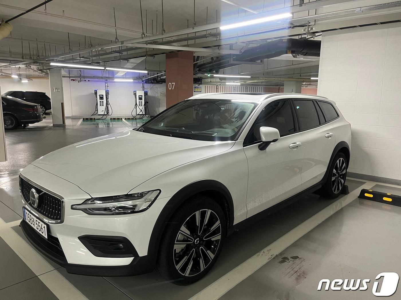 본문 이미지 -  볼보자동차 V60 크로스컨트리는 긴 차체를 자랑한다. 전장은 4785㎜다.