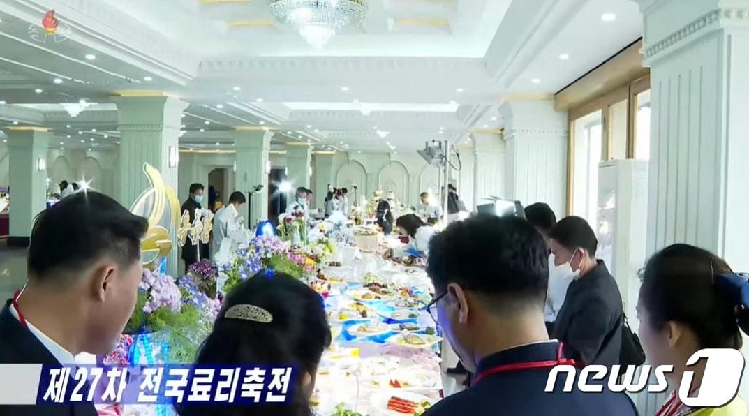 본문 이미지 - 조선중앙TV는 지난 4일 저녁 8시 보도에서 제27차 전국요리축전이 지난 2일부터 평양면옥에서 진행되고 있다고 보도했다. &#40;조선중앙TV 갈무리&#41;