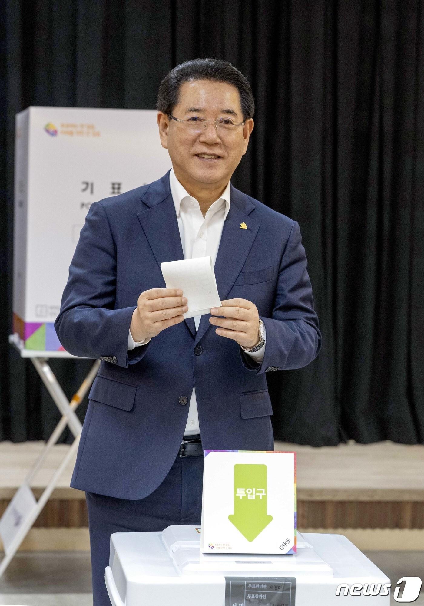 본문 이미지 - 제22대 국회의원선거 사전투표 첫날인 5일 오전 무안군 무안읍 승달문화예술회관에 설치된 무안읍 제4투표소에서 김영록 전라남도지사가 투표를 하고 있다.(광주·전남사진기자단 제공) 2024.4.5/뉴스1